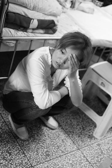 女兒熟睡之后，媽媽總會一個人想很多，女兒的病情、巨額的醫(yī)療費用時刻充斥著她的大腦，年輕的媽媽在這種情境下變得憔悴了很多，她不知道小彬嫻什么時候會好起來，帶著她穿梭在小公園里看著她稚嫩的笑。