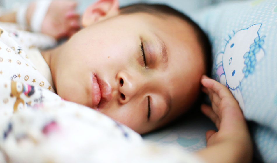 小彬嫻眼部、嘴部、脖子等出血點致使她無法吃硬東西，不小心劃破一下對她就是最大的損失，每個人都在保護著她，包括幼小的她自己。