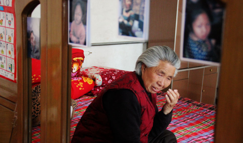 小彬嫻80歲的老奶奶每天在家祈禱小彬嫻早日回來?！袄夏棠套钣H”這是小彬嫻對“誰最親”這個問題最多的回答，小彬嫻和老奶奶就像是一對好朋友，兩個人在一起總是歡聲笑語。而現(xiàn)在，老奶奶每天看著鏡子前的小彬嫻的照片就會淚流滿面。