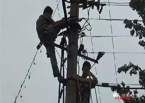 8月8日下午，邯臨路與高鐵橋交匯處北行200米燕莊村一名電工被困在電線桿上，急需救援。接到報警的邯鄲消防華澤路中隊立即趕赴現(xiàn)場，消防官兵到達現(xiàn)場后，經(jīng)了解得知，該男子是一名電工，在電線桿上作業(yè)時不慎被電擊傷，意識清醒，但其右腿和右臂無法用力，導致無法從電線桿上下來。消防官兵經(jīng)過半個小時的緊張營救，最終將被困男子成功救下，并由現(xiàn)場120醫(yī)務人員送往醫(yī)院進行救治。