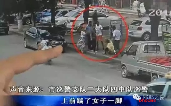 8月5日，市巡警支隊二大隊四中隊巡警在水廠路上巡邏時，突然一名神色慌張的男子攔下了警車，男子向巡警說他的愛人被打了。巡警立即查看情況，發(fā)現(xiàn)一名約30歲的女子手捂腹部倒在便道上，巡警立即撥打了110和120。經(jīng)了解得知，受傷女子于某某已懷有兩個月身孕，于某某的丈夫與男子有經(jīng)濟糾紛，當天男子找于某某的丈夫要錢，結(jié)果起了爭執(zhí)。巡警從醫(yī)院了解到于某某不幸流產(chǎn)。