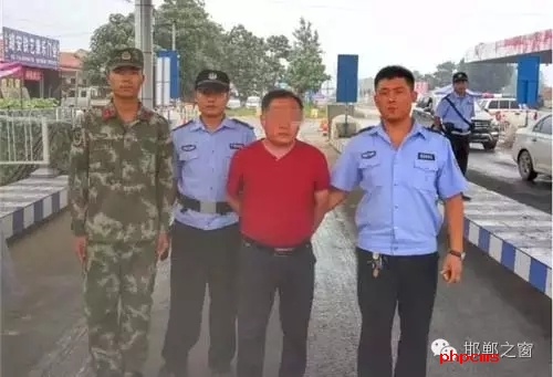 8月8日13時許，邯鄲大名李茂堤警務站民警，在一輛南樂開往龍王廟的公共汽車上，查獲一名無身份證男子。該男子自稱是龍王廟鎮(zhèn)人，在民警詢問下又改口稱是孫甘店鄉(xiāng)人，閃爍其詞、神色慌張。經(jīng)調(diào)查該男子叫朱某。于7月7日，在大名縣人民法院判決的一起民間借貸糾紛案中，犯罪嫌疑人朱某拒不履行法院判決。7月13日，大名縣公安局依法將該朱上網(wǎng)追逃。