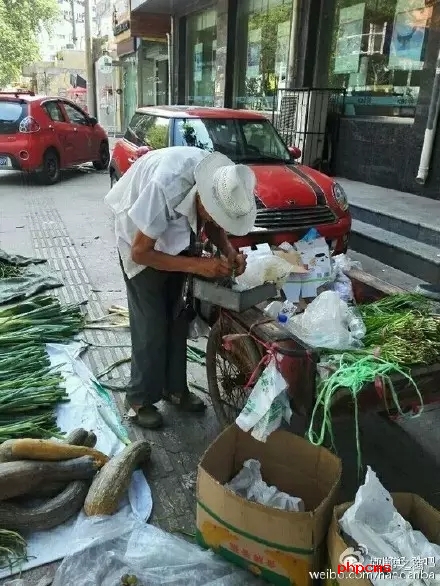 網(wǎng)友爆料：八十三歲，本該在家頤養(yǎng)天年，然而在光明大街水院路口卻有一位爺爺在酷暑烈日當(dāng)下賣菜和葡萄，如果有住在附近的小伙伴們，如果你正好想買菜，買葡萄，不妨去看看。