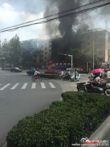 網(wǎng)友爆料：8月11日，邯鄲中華南大街和學(xué)院北路交叉口東南角，一飯店起火，消防官兵接警后緊急救援，目前起火原因不明。大家一定要注意用電用煤氣安全。