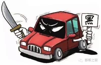 8月3日上午，公交分局接群眾報(bào)警稱，在汽車西站搭乘一輛白色奧拓(黑出租車)時(shí)，被該車司機(jī)持刀搶劫2600元。公交分局迅速組織警力現(xiàn)場勘查、走訪調(diào)查、調(diào)取天網(wǎng)監(jiān)控視頻、尋找嫌疑人蹤跡，經(jīng)大量工作，于次日凌晨6時(shí)許，辦案民警在復(fù)興區(qū)大乘寺附近發(fā)現(xiàn)嫌疑人的活動(dòng)蹤跡。經(jīng)縝密布控，辦案民警在火車站一舉將犯罪嫌疑人張某某抓獲，犯罪嫌疑人張某某對持刀搶劫乘客的犯罪事實(shí)供認(rèn)不諱。