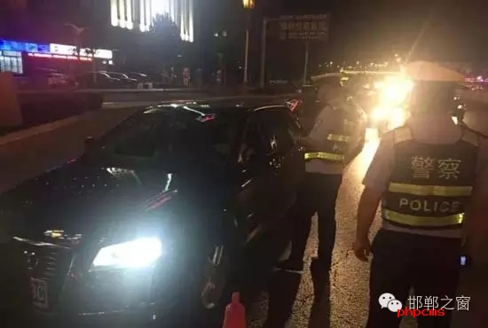 為保證奧運期間有一個良好的道路交通環(huán)境，針對疲勞駕駛、酒后駕駛等違法行為，邯鄲交警六大隊組織開展集中整治酒駕、醉駕專項行動。8月10日，交警六大隊出動警力130余名，出動警車15輛，設(shè)置執(zhí)勤卡點17處，從20時起至23時，在大隊轄區(qū)內(nèi)查獲了18個“酒鬼”以及涉牌涉證違法行為21起。當(dāng)晚，在中華大街水廠路口，有一輛車為了逃避檢查，還試圖倒車逃跑。