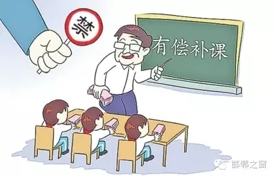 8月10日，記者接到家長舉報，稱邯鄲市七色光水文小學(xué)未開學(xué)，卻接到了學(xué)校補(bǔ)課通知。記者聯(lián)系了校方，該校負(fù)責(zé)人表示將立即停止補(bǔ)課，并將收取的費用退還家長。