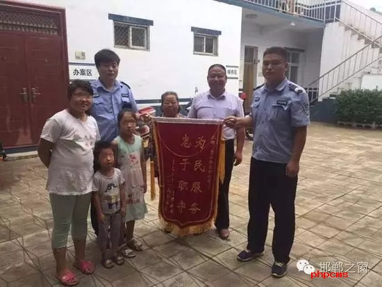8月份，雞澤縣局店上派出所在開展入戶訪查工作中了解到，2011年，浮東三村村民孟某與外地女子唐某（云南省昭通市人）結(jié)婚，戶口沒有遷移，因是二婚，妻子唐某帶有的三個(gè)孩子也跟隨孟某生活，三個(gè)孩子均沒有戶口。不幸的是，其妻子唐某在2015年年底因車禍死亡，三個(gè)孩子無(wú)法取得醫(yī)學(xué)證明，就一直未能申報(bào)戶口。民警在獲悉此情況后，主動(dòng)上門對(duì)這3個(gè)無(wú)戶口孩子進(jìn)行入戶調(diào)查，經(jīng)過(guò)一周的緊張工作，雞澤縣局店上派出所會(huì)同縣局戶政股為這3個(gè)孩子解決了戶口問(wèn)題，最終將3個(gè)孩子的戶口頁(yè)交到孟某手中。