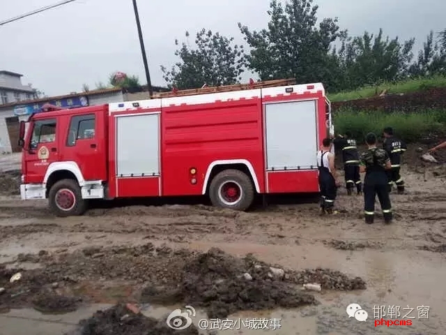 網(wǎng)友爆料：邯鄲武安永峰路康二城鎮(zhèn)南新莊路段，修路把以前路基挖了不修了，都倆個(gè)月了， 今天消防車急需救火陷如泥中出不來(lái)， 責(zé)任誰(shuí)來(lái)?yè)?dān)？ 