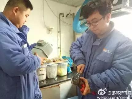 2月28日，邯鄲華潤燃氣公司工作人員對我市叢臺花園，滏新家園等燃氣用戶進行安檢，截止目前，該公司已入戶安檢21938戶，發(fā)現(xiàn)隱患并整改1564戶。根據(jù)相關規(guī)定，燃氣經(jīng)營企業(yè)每兩年需對所管轄范圍內(nèi)的燃氣用戶進行一次入戶安全檢查工作，其目的是查找安全隱患，確保用戶安全用氣。