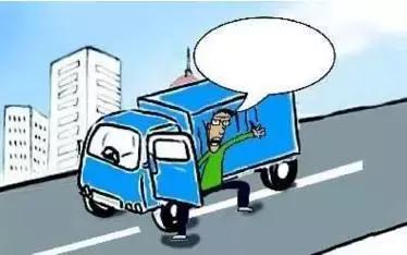 2月27日凌晨，邯鄲市一名男子套用其表哥A2駕駛證信息駕駛大貨車進入市區(qū)，沒成想因為嘴角的一顆痣被交警看出破綻，不僅被公安機關依法行政拘留了15天，而且被罰款1500元。在事實面前，駕駛人不得不承認自己無證，試圖用表哥的駕駛證蒙混過關。